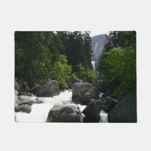 Felpudo Cascada Vernal en la distancia en Yosemite