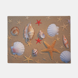 Felpudo Cáscaras y estrellas de mar del mar dispuestas en