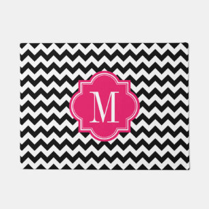 Felpudo Chevron blanco y negro con el monograma de las