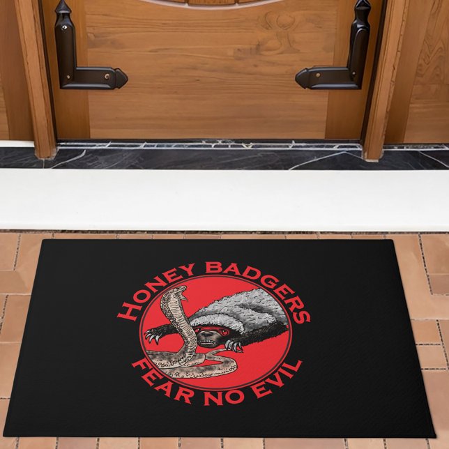 Felpudo Cita de Tejón Mielero intrépido (Honey badgers fear no evil quote red and black doormat funny badass wild animal art)