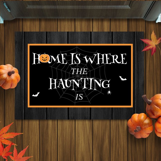 Felpudo Cita divertida obsesionada con Halloween (funny Halloween doormat with quote "home is where the haunting is")