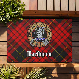 Felpudo Clan MacQueen Crest sobre Tartán