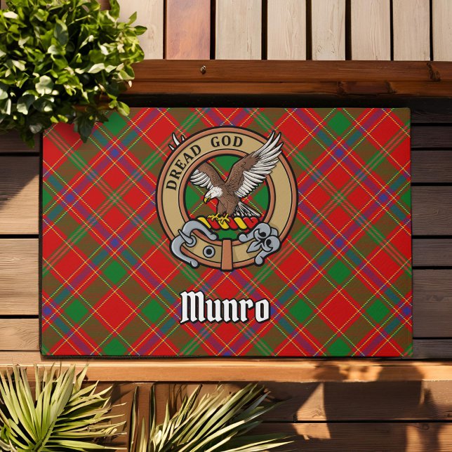 Felpudo Crest de Clan Munro sobre Tartán (Subido por el creador)