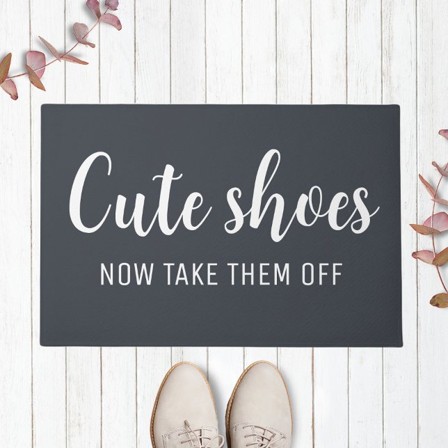 Felpudo Cute Shoes Ahora Quítelos | Gris oscuro y gracioso (Subido por el creador)