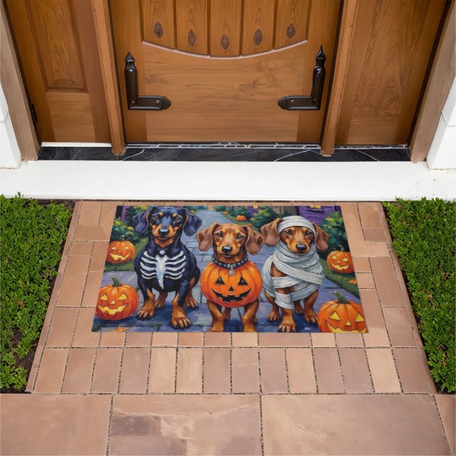 Felpudo Dachshund daña trick-or-Treating en Halloween (Exterior)