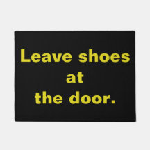 Deje los zapatos en la puerta