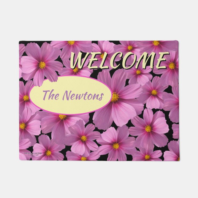 Felpudo Diseño de flores moradas de cosmos en un fondo neg (Anverso)