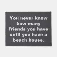 Divertidos amigos de Beach House diciendo una cita