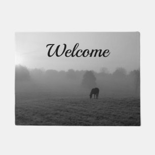 Felpudo Doormat de bienvenida a escala de grises en la mañ