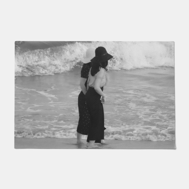 Felpudo dos, asiático, chica, playa, agua, olas, romántico (Anverso)