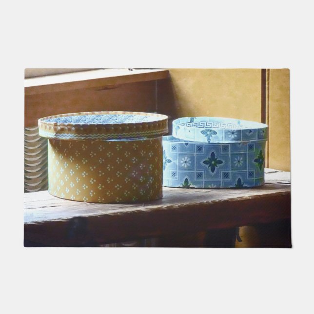 Felpudo Dos cajas Gorras (Anverso)