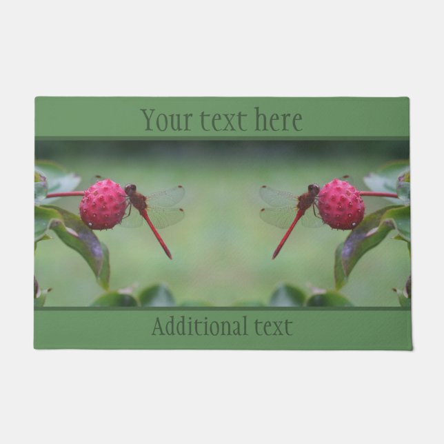 Felpudo Dragonfly Rojo Sobre Fruta De Dogwood Personalizad (Anverso)