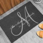 Felpudo El casarse gris negro elegante de los recienes<br><div class="desc">Diseño blanco y negro y gris personalizado del monograma con la fecha de novia y del apellido y del boda del novio en un fondo negro. Hace un regalo único y grande para los recienes casados. Grande para la nueva casa junto. Personalizar con su nombre, inicial del monograma y fecha...</div>