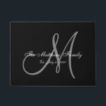Felpudo El casarse gris negro elegante de los recienes<br><div class="desc">Diseño blanco y negro y gris personalizado del monograma con la fecha de novia y del apellido y del boda del novio en un fondo negro. Hace un regalo único y grande para los recienes casados. Grande para la nueva casa junto. Personalizar con su nombre, inicial del monograma y fecha...</div>