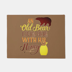 Felpudo El oso viejo vive aquí