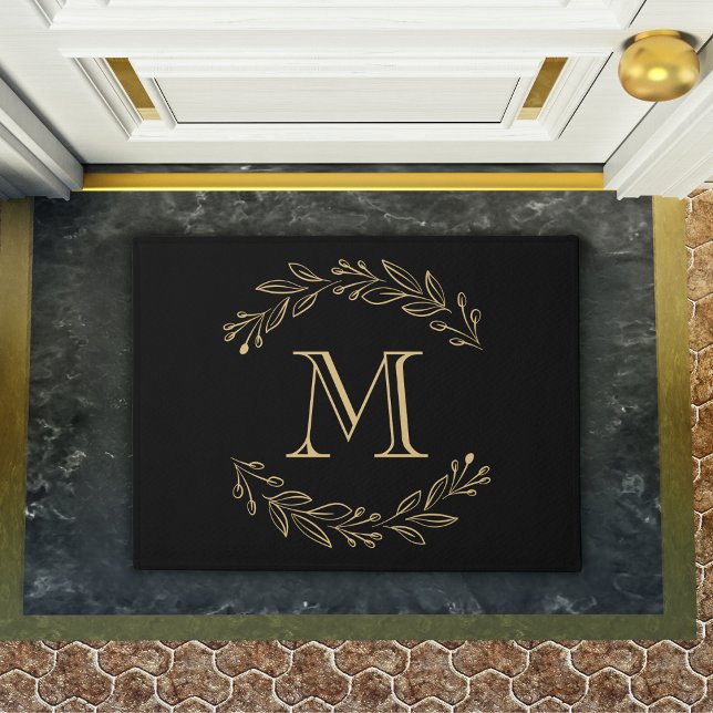 Felpudo Elegante Monograma inicial de la familia de guirna (elegant black and gold monogram doormat)
