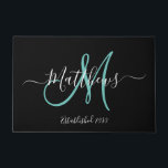 Felpudo Elegante Nombre de la familia de guiones del Monog<br><div class="desc">Diseño monograma personalizado en blanco y negro y verde azulado con apellido de novia y novio y fecha boda en un fondo negro. Hace un regalo único y grandioso para recién casados que comienzan una nueva familia. Genial para una nueva casa juntos. Personalizar con su nombre, fecha inicial de monograma...</div>
