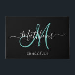 Felpudo Elegante Nombre de la familia de guiones del Monog<br><div class="desc">Diseño monograma personalizado en blanco y negro y verde azulado con apellido de novia y novio y fecha boda en un fondo negro. Hace un regalo único y grandioso para recién casados que comienzan una nueva familia. Genial para una nueva casa juntos. Personalizar con su nombre, fecha inicial de monograma...</div>