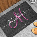 Felpudo Elegante Nombre de la familia de guiones del monog<br><div class="desc">Diseño monograma personalizado en blanco y negro y rosa con apellido de novia y novio y fecha boda en un fondo negro. Hace un regalo único y grandioso para recién casados que comienzan una nueva familia. Genial para una nueva casa juntos. Personalizar con su nombre, fecha inicial de monograma y...</div>