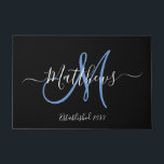 Felpudo Elegante Nombre de la familia de script azul monog<br><div class="desc">Diseño monograma personalizado en blanco y negro y azul con apellido de novia y novio y fecha boda en un fondo negro. Hace un regalo único y grandioso para recién casados que empiezan una nueva familia. Excelente para una nueva casa juntos. Personalizar con su nombre, fecha y colores inicial y...</div>