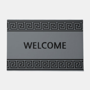 Felpudo Elegante patrón griego sobre gris acero Bienvenido