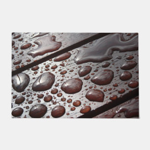 Felpudo Enormes lluvias en una mesa de picnic de madera