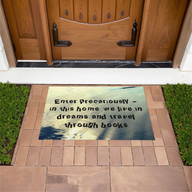 Felpudo "Entra Precariosamente..." crea asombro en el (Exterior)