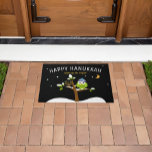 Felpudo Espectacular Hanukkah Owl & Menorah enciende la no<br><div class="desc">Saluda a tus huéspedes y comparte tus mejores deseos con la familia y amigos con esta linda y colorida lechuza Hanukkah y Menorah en una alfombra de árbol de nieve. ¡Totalmente divertido! Enciende la noche y haz sonreír a todos. Todo el texto puede cambiarse o eliminarse fácilmente. ¿Necesita ayuda con...</div>