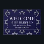 Felpudo Estrella de David WELCOME<br><div class="desc">Elegante, Estrella de David BIENVENIDA Puerta Mat con el texto BIENVENIDO Y BIENVENIDO A TODOS LOS QUE ENTRAN AQUÍ (EXCEPTO TRESPASSERS). El fondo es una falsa Estrella de David plateada con un fondo azul medianoche. Todo el texto es PERSONALIZABLE, así que puede modificar la redacción para que se ajuste a...</div>