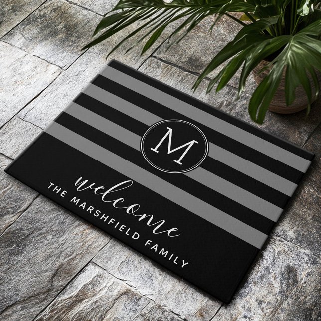 Felpudo Familia moderna de patrones a rayas Bienvenidos Gr (Monogram Welcome Mat with Family Name and Black and Grey Stripes)