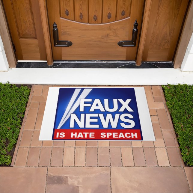 Felpudo Faux News (Exterior)
