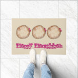 Felpudo Feliz Hanukkah Chanukah Jelly Donut Doughnut Food<br><div class="desc">La alfombra de bienvenida presenta un ilustracion original de un donut gelatinoso, con HANUKKAH FELIZ en una fuente divertida. ¡Ideal para las vacaciones en Hanukkah! Este diseño también está disponible en otros productos. ¿No ves lo que estás buscando? ¿Necesita ayuda con la personalización? Contacte con Rebecca para que tenga algo...</div>