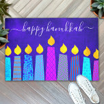 Felpudo Feliz Hanukkah Script moderno Boho Candles en azul<br><div class="desc">"Feliz Hanukkah". Decore su entrada en "estilo" con esta exclusiva y divertida alfombra de bienvenida personalizado. Un ilustracion juguetón, moderno y artístico de velas de patrón boho en una menorah te ayuda a iniciar las vacaciones de Hanukkah. Las variadas velas azules con coloridos estampados de Relieve metalizado falso y las...</div>