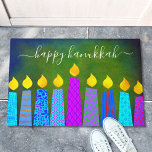 Felpudo Feliz Hanukkah Script moderno Boho velas en verde<br><div class="desc">"Feliz Hanukkah". Decore su entrada en "estilo" con esta exclusiva y divertida alfombra de bienvenida personalizado. Un ilustracion juguetón, moderno y artístico de velas de patrón boho en una menorah te ayuda a iniciar las vacaciones de Hanukkah. Las variadas velas azules con coloridos estampados de Relieve metalizado falso y las...</div>