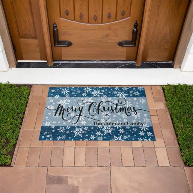 Felpudo Feliz Navidad Blue Burlap Patrón de copas de nieve (Exterior)