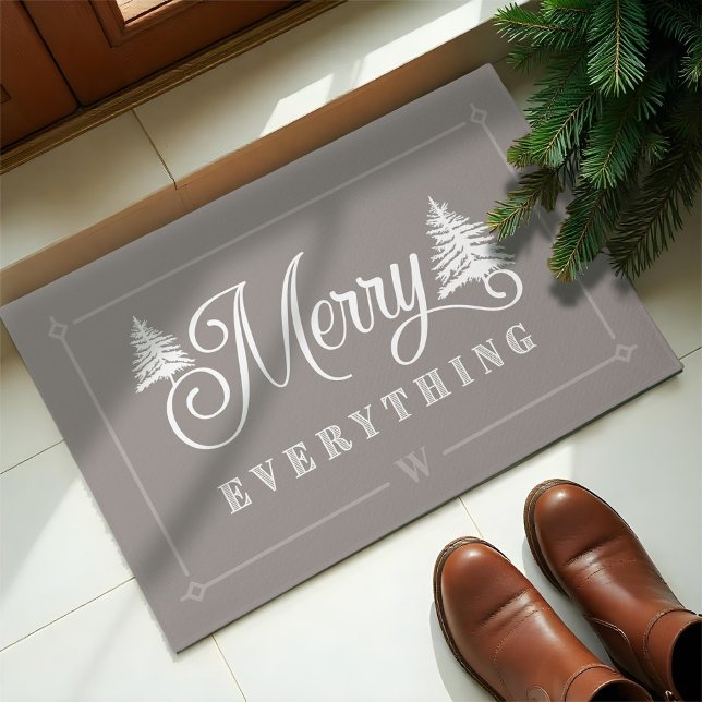 Felpudo Feliz Todo Gris Pino Árbol Familia Monograma (Merry Everything Green Pine Trees Family Monogram Doormat)