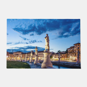 Felpudo Fila de estatuas iluminadas en Padova