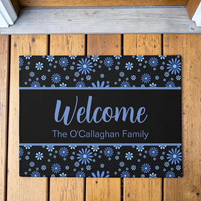 Felpudo Floral Retro Poder de Flor Azul y Negro (A blue retro daisy pattern in a moody, modern aesthetic on a custom welcome mat, placed on a deck.)