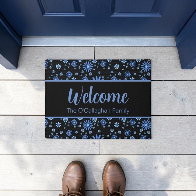 Felpudo Floral Retro Poder de Flor Azul y Negro (A blue retro daisy pattern in a moody, modern aesthetic on a custom welcome mat, placed on a deck.)