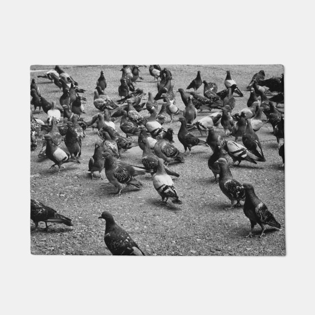 Felpudo Fotografía blanco y negro de muchas palomas (Anverso)