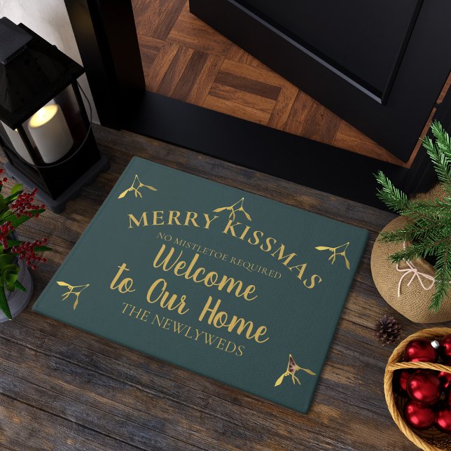 Felpudo Funny Mistletoe da la bienvenida a los Navidades v (Merry Kissmas! Put this doormat at your door and wait for all the kisses. Just add your family name)