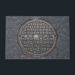Felpudo Funny Novedad de la cubierta de la alcantarilla de<br><div class="desc">Funny New York City NYC Sewer Cover Novedad Doormat presenta la reproducción de una tapa de alcantarilla real de la Gran Manzana rodeada de asfalto templado. Si vienes de Gotham y te pierdes tu antigua ciudad, ¡aquí tienes una pequeña parte! Como muchas cosas, hoy en día, la cobertura real de...</div>