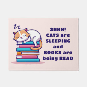 Felpudo Gato en una pila de libros cutúan literatura perso