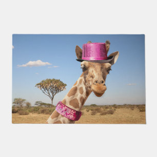 Felpudo Giraffe en gorra rosa brillante