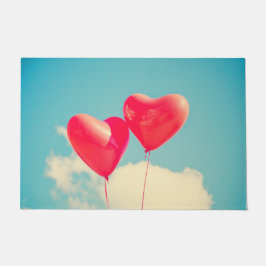 Felpudo Globos del corazón rojo contra cielo nublado
