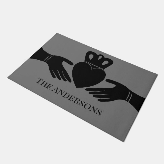 Felpudo Gráfica irlandesa de anillo de claddagh en negro p (Angular)