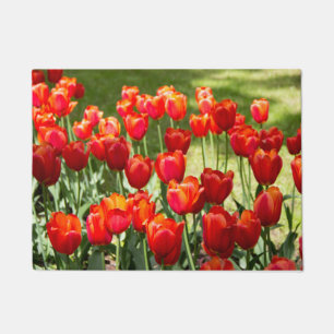 Felpudo Gran campo de tulipanes rojos