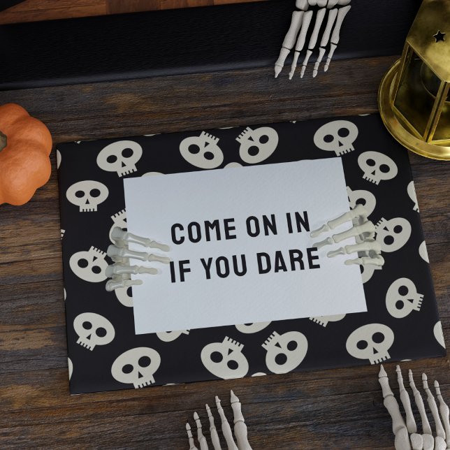 Felpudo Halloween Entra Si Te Atreves A Las Calaveras Cues (Come on in if you dare! A fun skull Halloween doormat with text you can change)