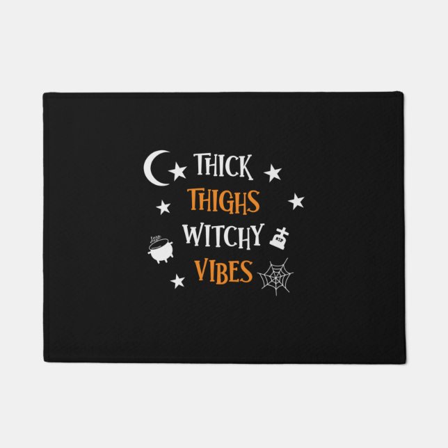 Felpudo Halloween Thick Thighs Witch Vibes Cumpleaños (Anverso)