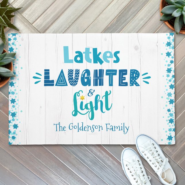 Felpudo Hanukkah Latkes Laughter Luz Azul y Madera Blanca (Subido por el creador)